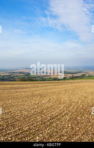 Linien und Kurven in neu kultivierten Hügel, Felder mit einem Hintergrund der englischen patchwork Felder unter einem blauen Himmel Autun in Yorkshire Wolds Stockfoto