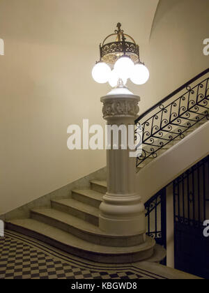 Vintage Konzept. Antike Lampe auf dem Marmor und schmiedeeisernen Treppen Geländer Stockfoto