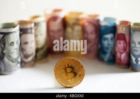 Blockchain btc Bitcoin auf dem Hintergrund der internationalen Währungen Banknoten Stockfoto