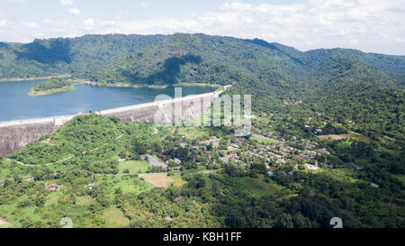 Luftaufnahme von drohne von Khun Dan Prakan Chon Dam und Landnutzung in Nakonnarok Provinz Thailand, größte und längste roller compacted Beton d Stockfoto