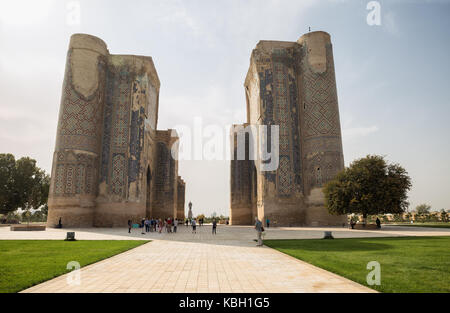 SHAKHRISABZ, Usbekistan - Oktober 23, 2016: Die Tour Gruppe in der Nähe der Ruinen von AK-Saray Palast von Timur in Shahrisabz. Stockfoto