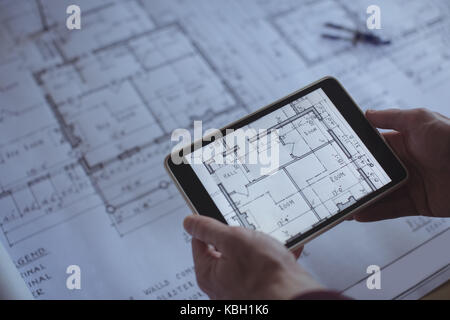 Architekt mit digitalen Tablet am Tisch im Studio Stockfoto