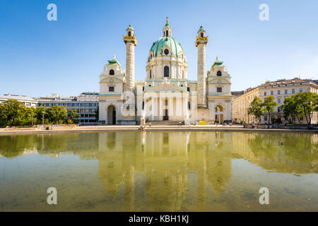 Wien, Österreich - 29 August: Touristen an der barocken Karlskirche in Wien, Österreich, am 29. August 2017. Die Kirche als den herausragenden Stockfoto