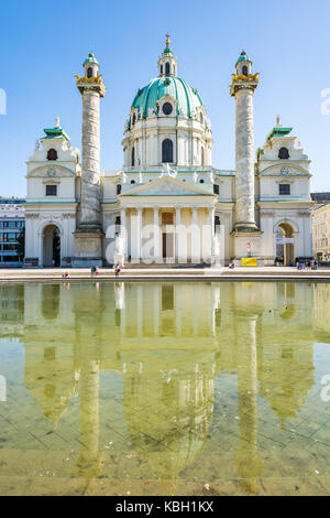 Wien, Österreich - 29 August: Touristen an der barocken Karlskirche in Wien, Österreich, am 29. August 2017. Die Kirche als den herausragenden Stockfoto