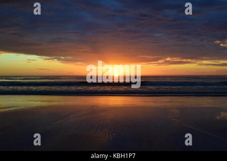 Schönen Sonnenaufgang auf Embleton Strand in Northumberland, Großbritannien Stockfoto