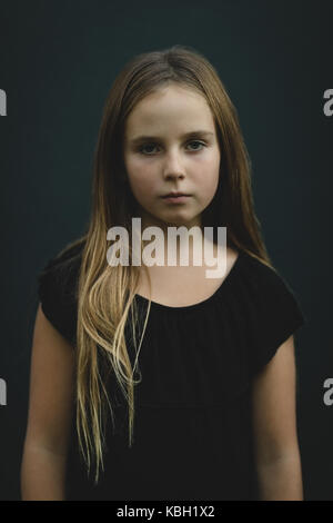 Portrait von Mädchen auf schwarzem Hintergrund Stockfoto