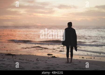 Silhouette der schwangeren Frau am Strand bei Sonnenuntergang Stockfoto