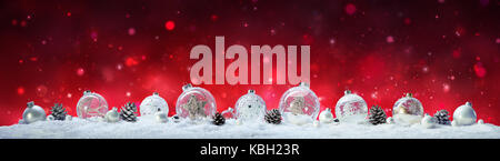 Weihnachten Banner - Flitter und Tannenzapfen auf Schnee Stockfoto