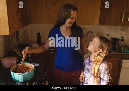 Ältere Frau, die Zubereitung von Speisen in der Küche zu Hause. Stockfoto