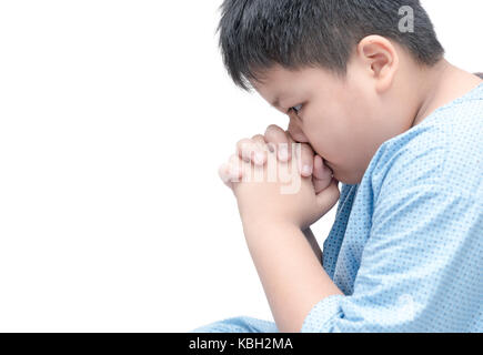 Fat Boy auf weißem Hintergrund zu beten. asiatischen Jungen Hand betend die Hände gefaltet im Gebet Konzept für Glauben, Spiritualität und Religion. Stockfoto