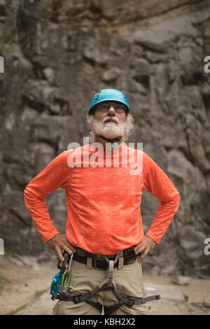 Nachdenklich älterer Mann mit Sicherheitseinrichtungen während Bergsteigen