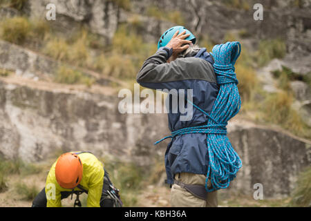 Bestimmt Freunde vorbereiten für Bergsteigen Stockfoto