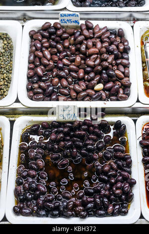 Gemischte Oliven Tapas in der Markt La Boqueria Display Trays in Barcelona Spanien Stockfoto