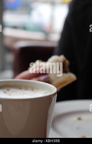 Eine Auswahl der Bilder, während Sie Kaffee und ein Muffin in Newcastle Stadtzentrum. Stockfoto