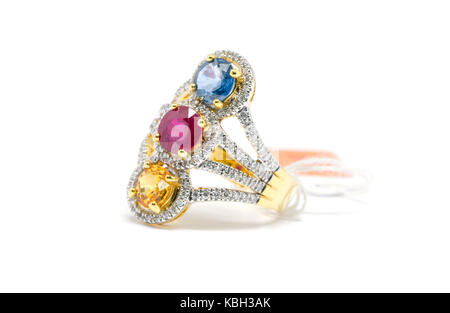 Geschlossen bis rote, gelbe und blaue Raute mit weißer Diamant-gold-Ring auf weißem Hintergrund, Ehering und liebe Konzept. Stockfoto