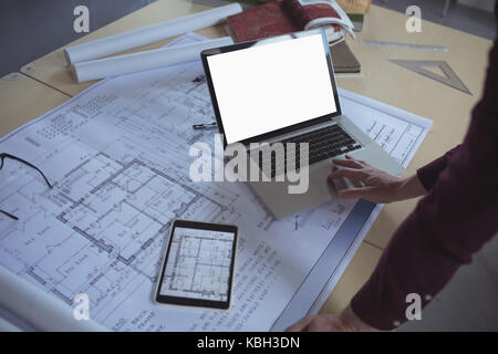 Den mittleren Abschnitt des Architekten mit Laptop am Tisch im Studio Stockfoto