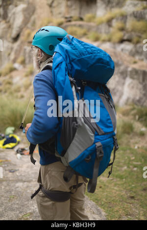 Ansicht der Rückseite des Mann mit Rucksack in der Landschaft Stockfoto