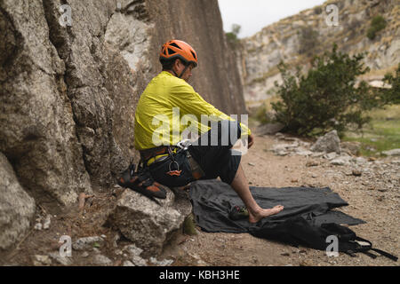 Bestimmt man die Vorbereitung für das Bergsteigen Stockfoto