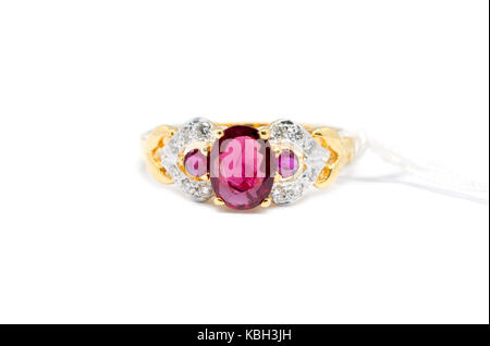 Geschlossen bis Rosa Diamant mit weißer Diamant-gold-Ring auf weißem Hintergrund, Ehering und liebe Konzept. Stockfoto