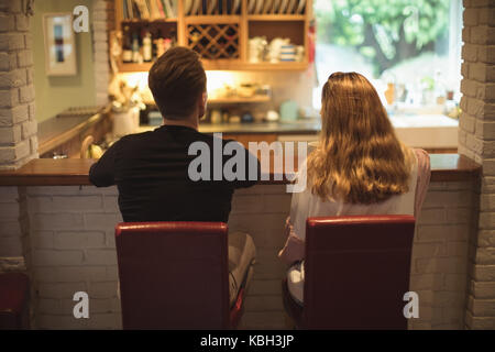 Ansicht der Rückseite des paar Kaffee zusammen in der Küche Stockfoto