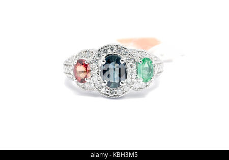 Geschlossen bis Smaragd, Saphir und Rosa Diamant mit weißen Diamanten und Platin Ring auf weißem Hintergrund, Ehering und liebe Konzept. Stockfoto