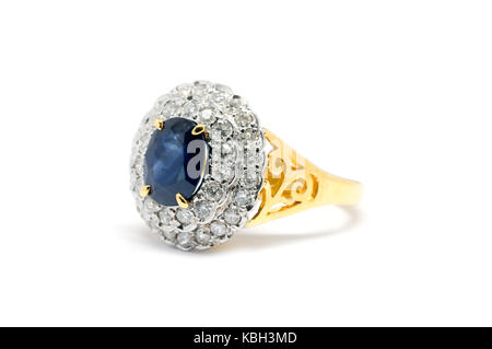 Geschlossen bis blauer Saphir mit weißer Diamant-gold-Ring auf weißem Hintergrund, Ehering und liebe Konzept. Stockfoto