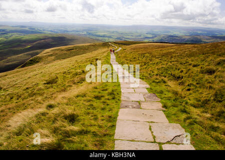 Wanderer auf einer konstruierten Flagge Pfad Erosion auf dem Gipfel des slpes Penyghent in den Yorkshire Dales, UK zu verhindern. Stockfoto