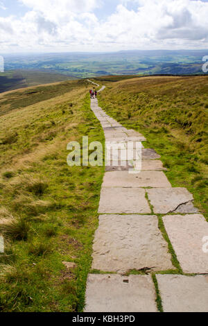 Wanderer auf einer konstruierten Flagge Pfad Erosion auf dem Gipfel des slpes Penyghent in den Yorkshire Dales, UK zu verhindern. Stockfoto