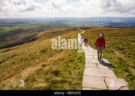 Wanderer auf einer konstruierten Flagge Pfad Erosion auf dem Gipfel des slpes Penyghent in den Yorkshire Dales, UK zu verhindern. Stockfoto