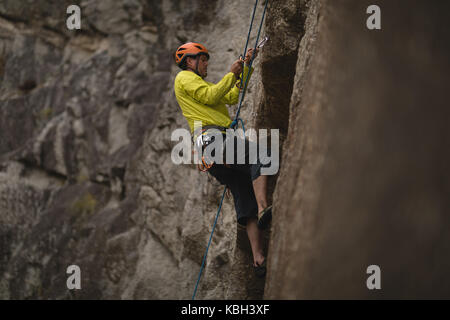 Dtermined Mann klettern Berg Stockfoto