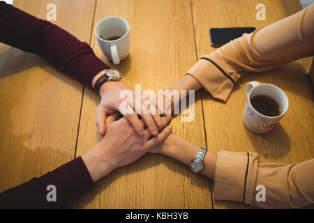 In der Nähe von Paar Hände halten beim Entspannen zu Hause. Stockfoto