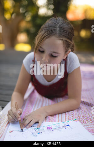 Süße Mädchen Malen im Park Stockfoto