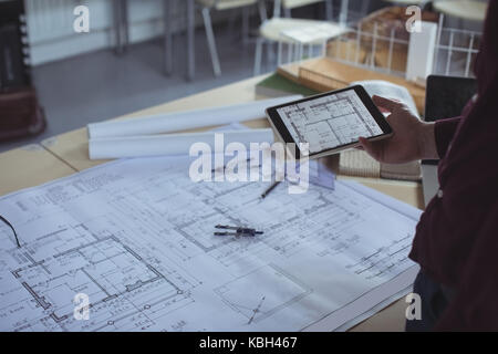 Den mittleren Abschnitt des Architekten mit digitalen Tablet am Tisch im Studio Stockfoto