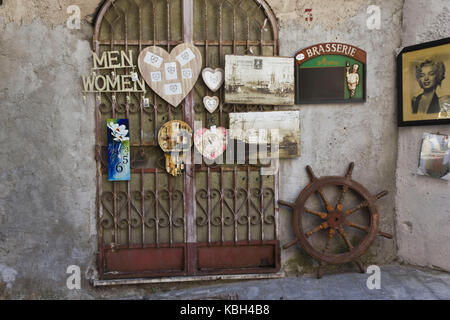 Amalfi, Italien, 12. August 2014: Vintage Shop in Amalfi, mit retro styled alte Papiere Label und ein Rad Stockfoto
