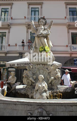 Amalfi, Italien, 12. August: Brunnen auf der Piazza Duomo mit der Statue des Hl. Andreas auf der Oberseite. Architektonisches detail Stockfoto