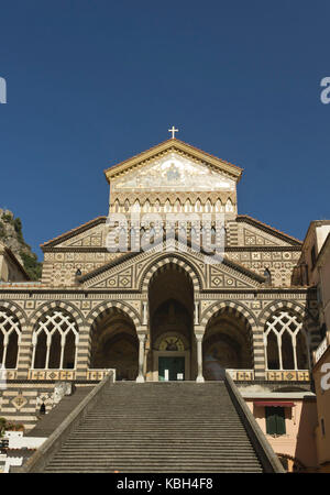 Amalfi, Italien, 12. August 2014: Die Kathedrale von Amalfi (Duomo di Amalfi), eine römisch-katholische Struktur, die dem Apostel Andreas gewidmet ist. Vordominantl Stockfoto