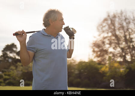 Älterer Mann mit Stock in der Golfplatz Golf Stockfoto