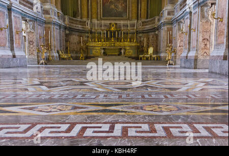 Caserta, Italien, 14. August 2014: Königliche Pfalzkapelle, Boden detail. Es vom italienischen Architekten Luigi Vanvitelli Ende 1700 projiziert wurde. Stockfoto