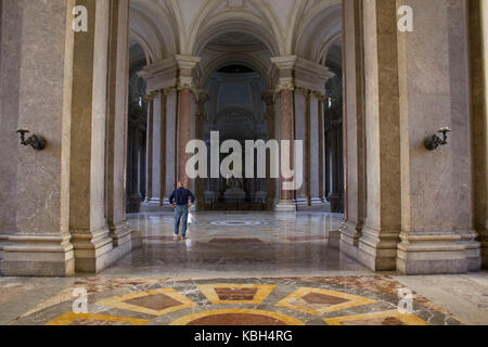 Caserta, Italien, 14. August 2014: Königliche Pfalzkapelle, Eingang foyer. Es wurde vom italienischen Architekten Luigi Vanvitelli Ende 1700 projiziert Stockfoto