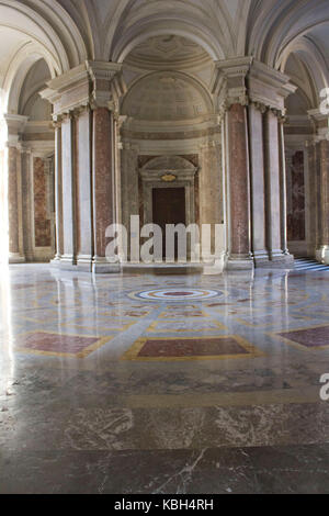 Caserta, Italien, 14. August 2014: Königliche Pfalzkapelle, Eingang Foyer. Es vom italienischen Architekten Luigi Vanvitelli Ende 1700 projiziert wurde. Stockfoto