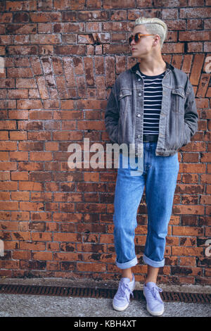 Stilvolle Mann gegen Mauer posing Stockfoto