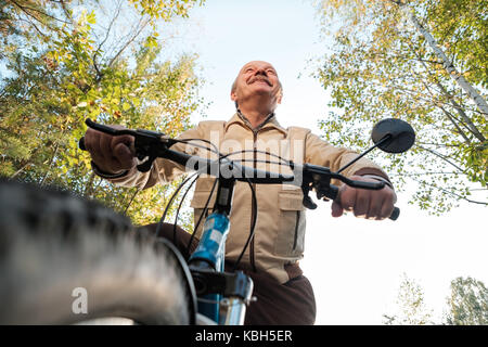 Älterer Mann auf Radtour in der Landschaft