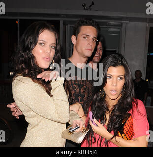 MIAMI BEACH - FL - 31. Dezember 2007: Mit dem Kardashians aufrechterhalten Sterne Kourtney und Schwester Khloe in Miami Beach Nachtclub Menschen verlassen; Kourtney Kardashian: Khloe Kardashian Credit: Hoo-Me.com/MediaPunch Stockfoto