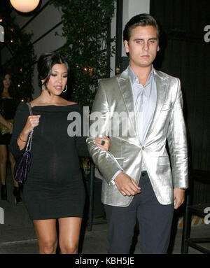 LA1 Kardashians STK 100309 03.JPG West Hollywood, CA - 02 Oktober: Eine schwangere Kourtney Kardashian und ihr Freund Scott Disick STK Restaurant verlassen zusammen mit Schwestern Kim und Khloe Kardashian. Oktober 03, 2009 in West Hollywood, Kalifornien. Hoo-Me.com/MediaPunch Personen: Kourtney Kardashian, Scott Disick Hoo-me.com/MediaPunch Hoo-me.com/MediaPunch Stockfoto