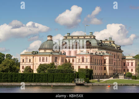 Residenz der Schwedischen Königlichen Familie Schloss Drottningholm vom See Maelaren, Stockholm, Schweden, Europa. Stockfoto