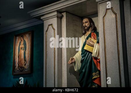 Fest von San Judas Tadeo in der Wallfahrtskirche von San Judas Tadeo, in der beliebten Kolonie von Hermosillo Las Amapolas. San judas ist als das Muster der verlorenen und verzweifelten Ursachen bekannt. Von Anfang an besuchten die Gläubigen, darunter auch die als San Judas gekleideten Kinder, auch die Angehörigen des indigenen Stammes der Yaqui, die mit dem Venado-Tänzer in Anwesenheit des Pfarrers Armando Armenta Montaño vor Ort waren. Mahnwache zum heiligen Heiligen Judas, Schutzpatron hoffnungsloser Ursachen in der Kirche, die seinen Namen trägt, die im beliebten Viertel Hermosillo Sonora Poppies gehalten wird. Stockfoto