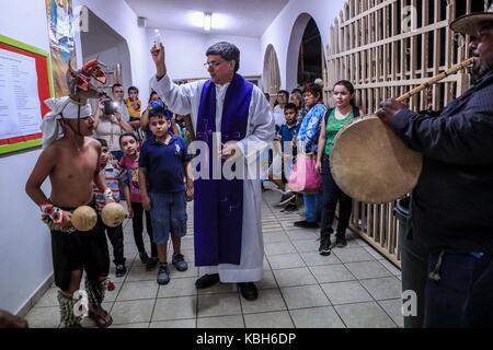 Fest von San Judas Tadeo in der Wallfahrtskirche von San Judas Tadeo, in der beliebten Kolonie von Hermosillo Las Amapolas. San judas ist als das Muster der verlorenen und verzweifelten Ursachen bekannt. Von Anfang an besuchten die Gläubigen, darunter auch die als San Judas gekleideten Kinder, auch die Angehörigen des indigenen Stammes der Yaqui, die mit dem Venado-Tänzer in Anwesenheit des Pfarrers Armando Armenta Montaño vor Ort waren. Mahnwache zum heiligen Heiligen Judas, Schutzpatron hoffnungsloser Ursachen in der Kirche, die seinen Namen trägt, die im beliebten Viertel Hermosillo Sonora Poppies gehalten wird. Stockfoto