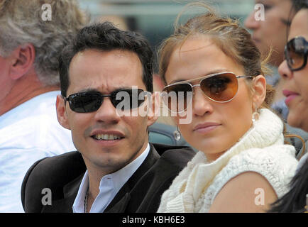 NY 10 Jennifer Lopez Marc Anthony METS 062109 10.JPG NEW YORK - JUNI 21; Schauspielerin Jennifer Lopez und Ehemann Marc Anthony beobachten Sie das Spiel zwischen der Tampa Bay Rays und die New York Mets am CitiField. J-Lo schaute ein wenig müde und sie häufig war Gähnen erwischt und ruhen auf Marcs Schulter. Unterdessen Marc Anthony verbrachte Zeit seine Zähne Kommissionierung. Jennifer war auch weg von Fusseln oder Schmutz von marcs Kragen. Die beiden Als genossen einige Erdnüsse und Süßigkeiten, wie Sie das Spiel mit einem Freund Carlos Beltran Frau Jessica (schwarze Haare auf der linken Seite von Jennifer) am 21. Juni 2009 in Queens, New Y beobachtet Stockfoto