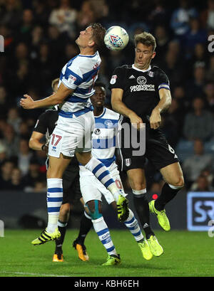 Queens Park Rangers' Matt Smith (links) und Fulham Kevin McDonald Kampf um den Ball in den Himmel Wette Meisterschaft Gleiches an der Loftus Road, London. Stockfoto