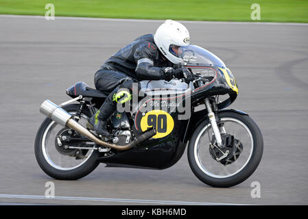 1962 Norton Manx 500, im Besitz von Andy Clews, Rennsport beim Goodwood Revival 2017 Stockfoto